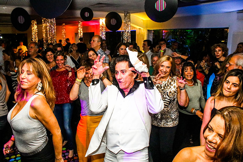 Mais de 250 pessoas revivem a animada época das discotecas na festa Disco ICRJ