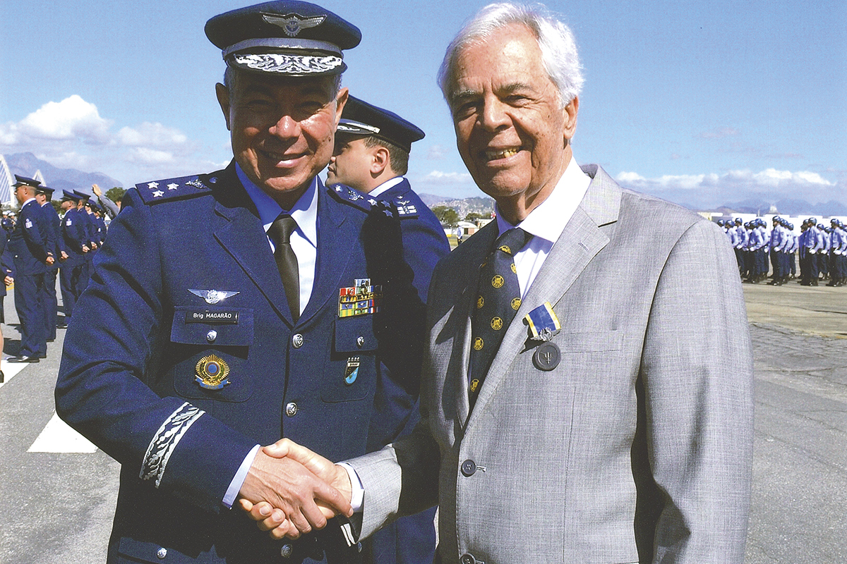 Comodoro José Roberto Braile é condecorado com Medalha Santos Dumont