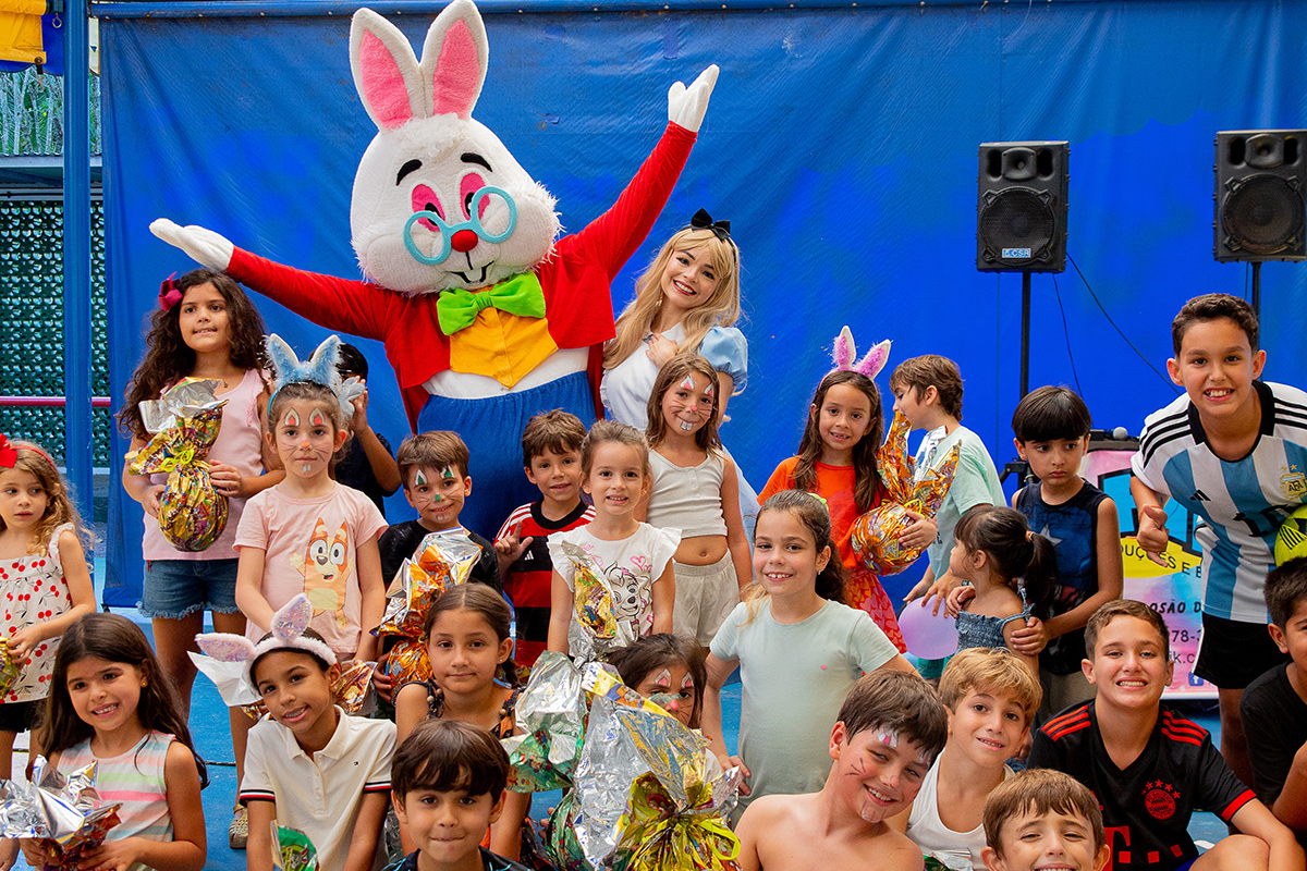 Visita do Coelhinho e distribuição de chocolate marcam celebração da Páscoa