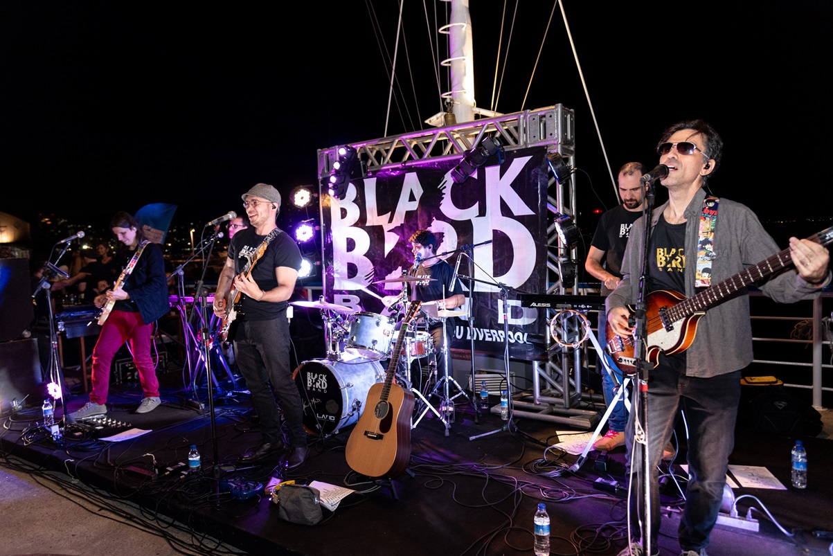 Banda Black Bird anima Cais da Bandeira com sucessos dos Beatles