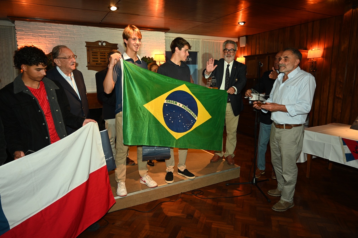 Zion Faria e João Joppert conquistam título sul-americano de 29er