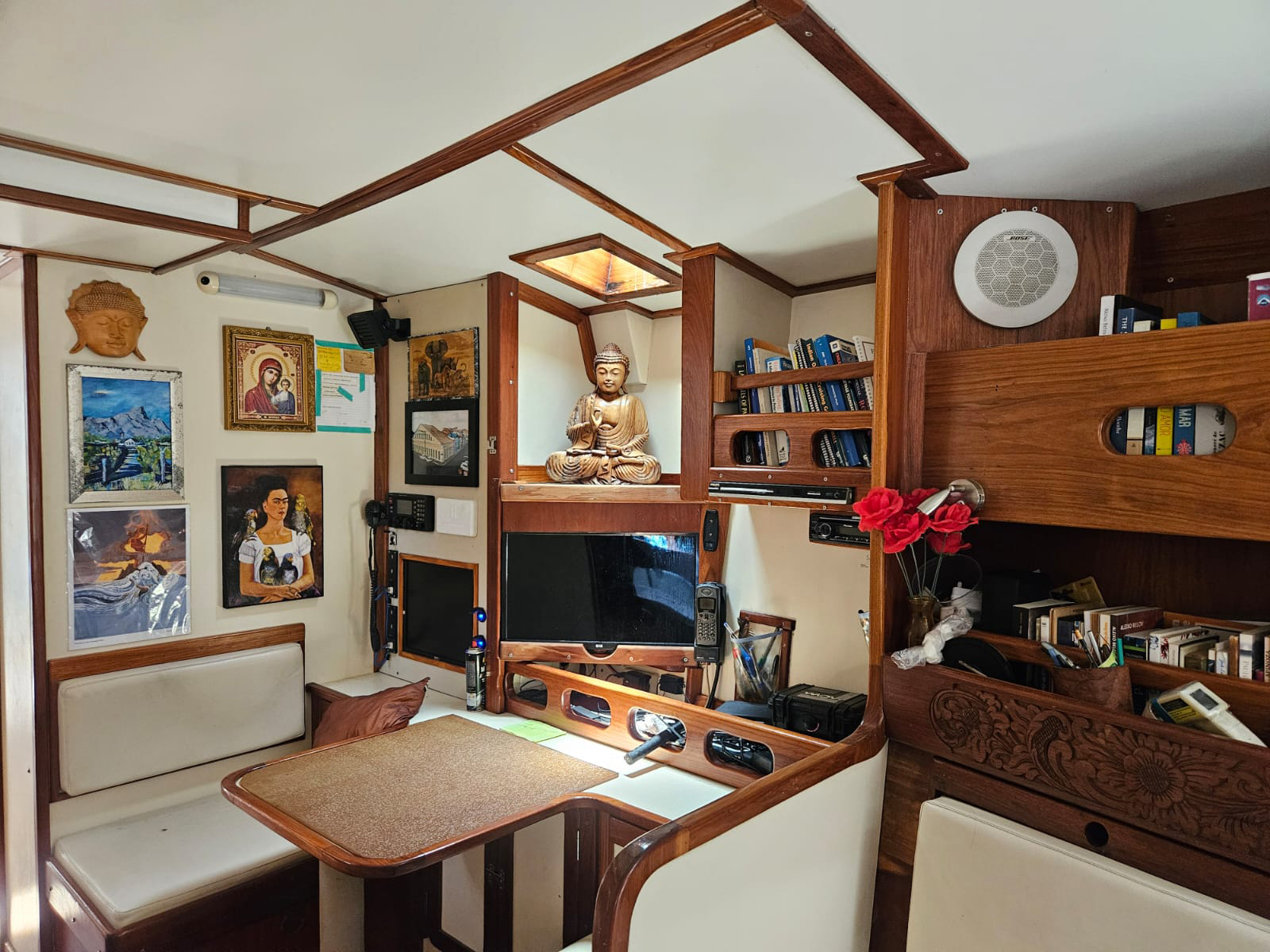 No interior do Fraternidade Aleixo Belov coleciona objetos dos países por onde passou