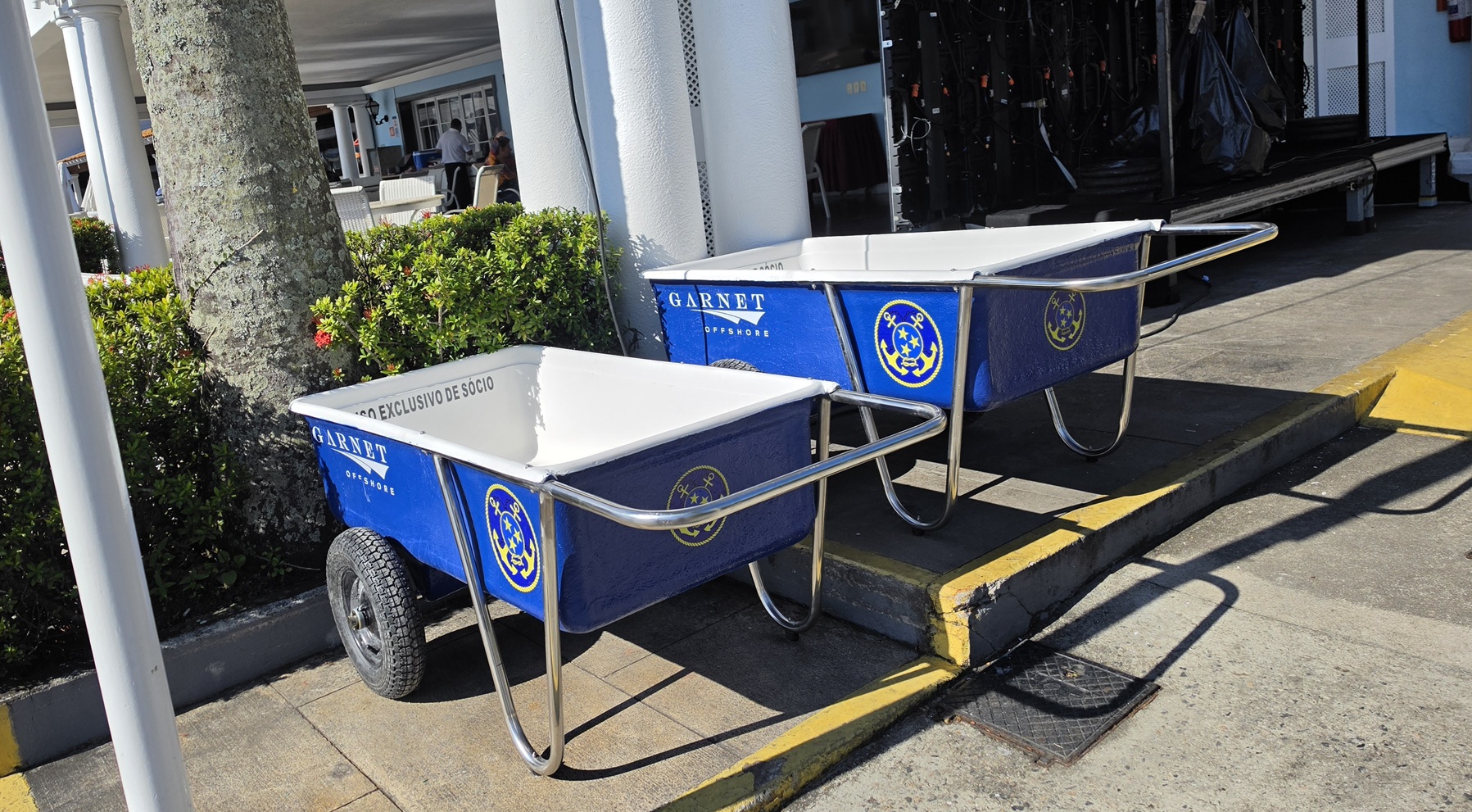 Carrinhos de apoio para cargas leves são disponibilizados no estacionamento
